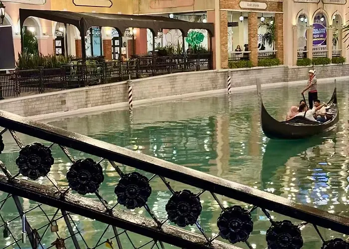 Venice Luxe Escape - Type, 2 Beds- Pool, Netflix, Canal Mall Access For 3 Guests Only