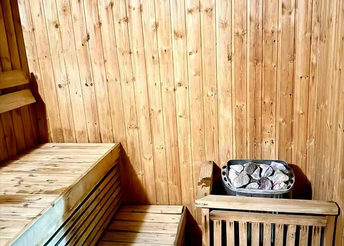 Venice Luxe Escape - Type, 2 Beds- Pool, Netflix, Canal Mall Access For 3 Guests Only Apartment *
