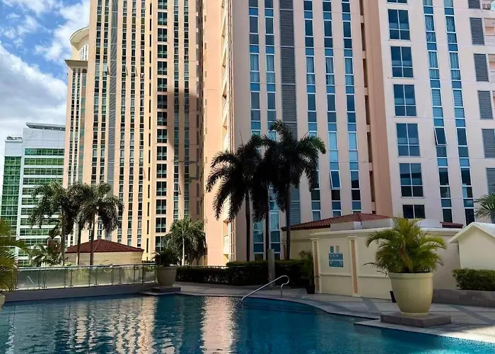 Venice Luxe Escape - Type, 2 Beds- Pool, Netflix, Canal Mall Access For 3 Guests Only Manila